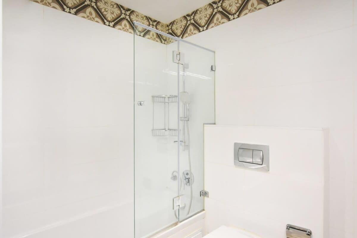 Căn hộ Colorful Shenkin 3-br By Holyguest *