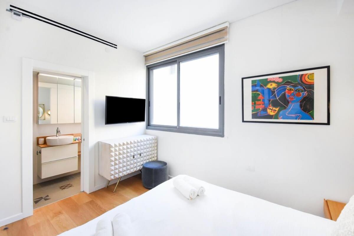 Colorful Shenkin 3-br By Holyguest *